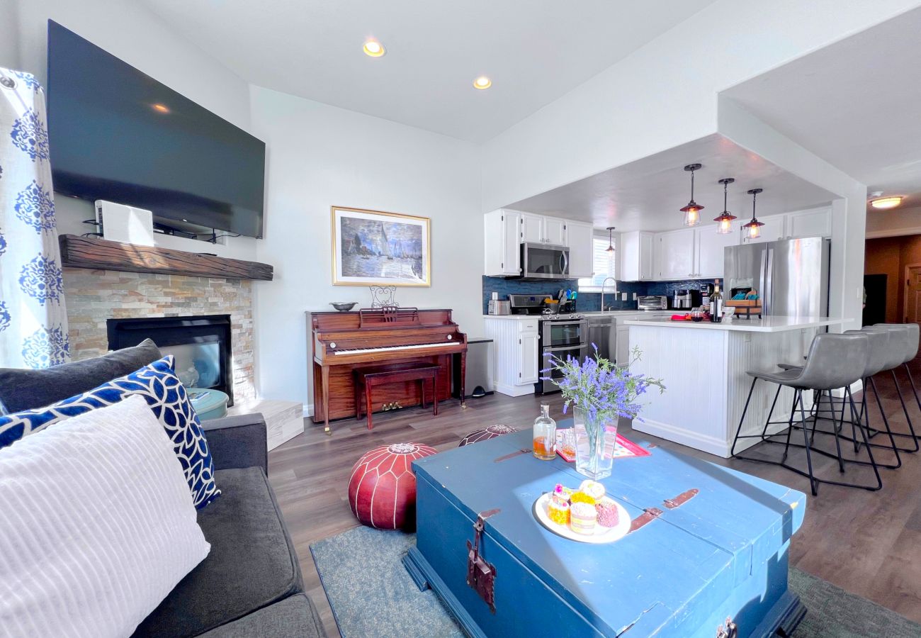 House in Silverthorne - In Town, Private Hot Tub, Ski, Hike, Eat, Gather!