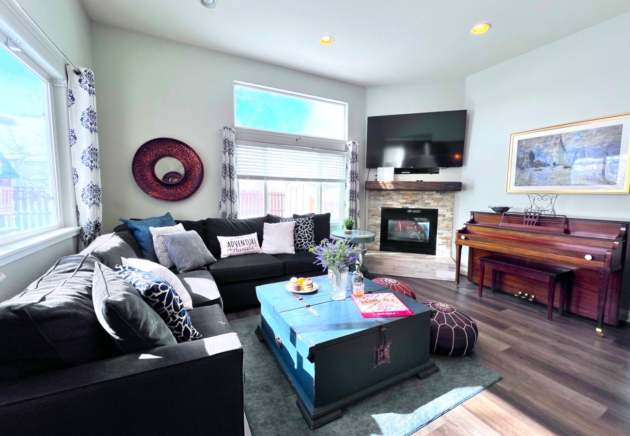 House in Silverthorne - In Town, Private Hot Tub, Ski, Hike, Eat, Gather!