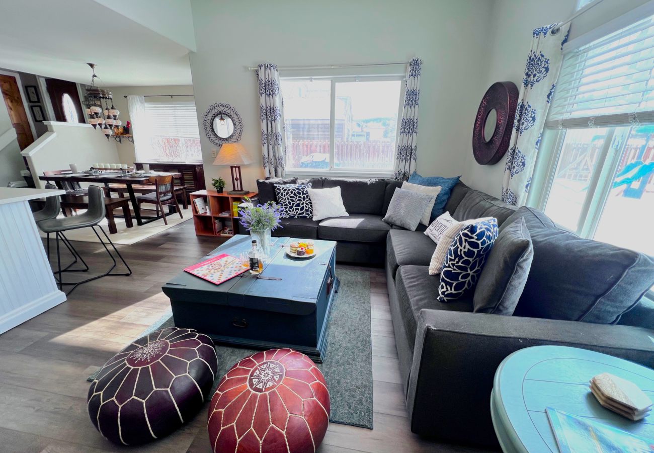 House in Silverthorne - In Town, Private Hot Tub, Ski, Hike, Eat, Gather!