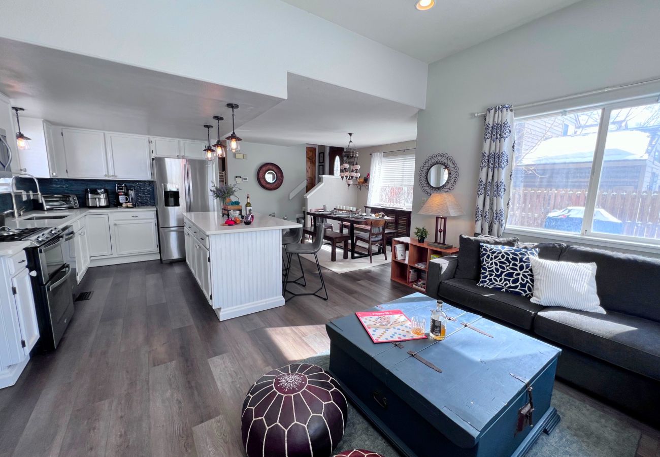 House in Silverthorne - In Town, Private Hot Tub, Ski, Hike, Eat, Gather!