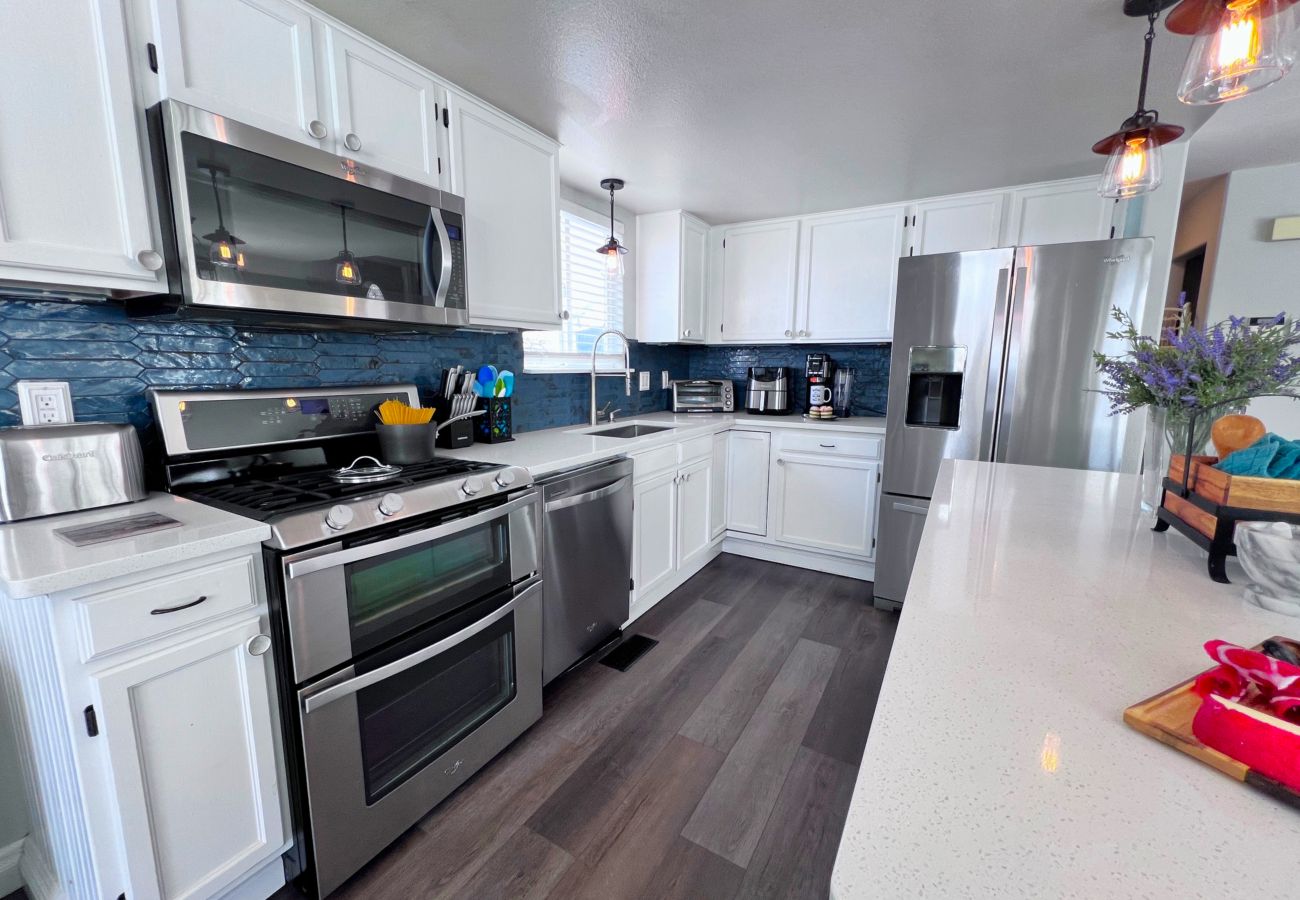 House in Silverthorne - In Town, Private Hot Tub, Ski, Hike, Eat, Gather!