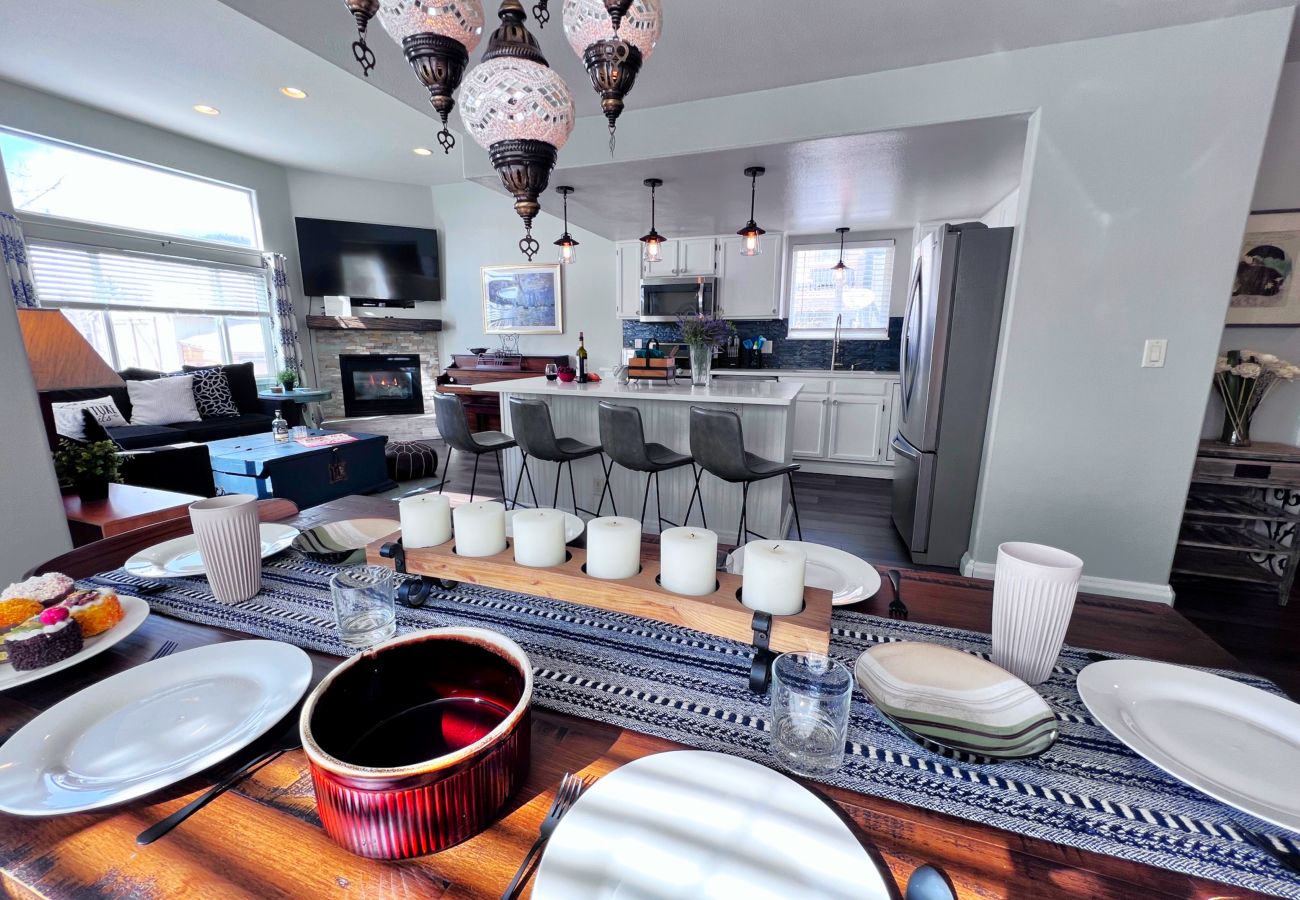 House in Silverthorne - In Town, Private Hot Tub, Ski, Hike, Eat, Gather!