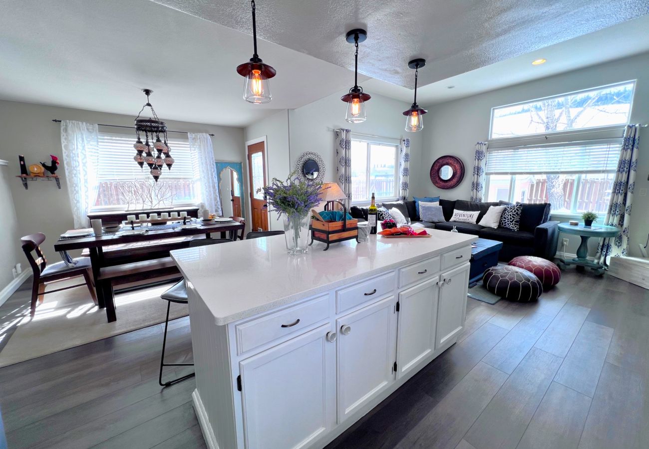 House in Silverthorne - In Town, Private Hot Tub, Ski, Hike, Eat, Gather!
