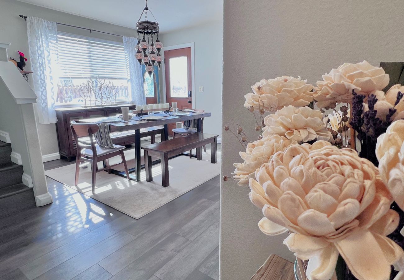 House in Silverthorne - In Town, Private Hot Tub, Ski, Hike, Eat, Gather!