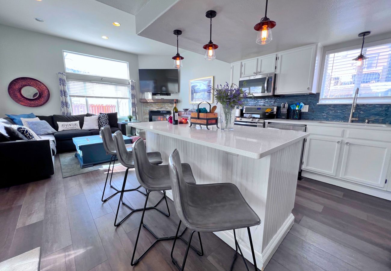 House in Silverthorne - In Town, Private Hot Tub, Ski, Hike, Eat, Gather!