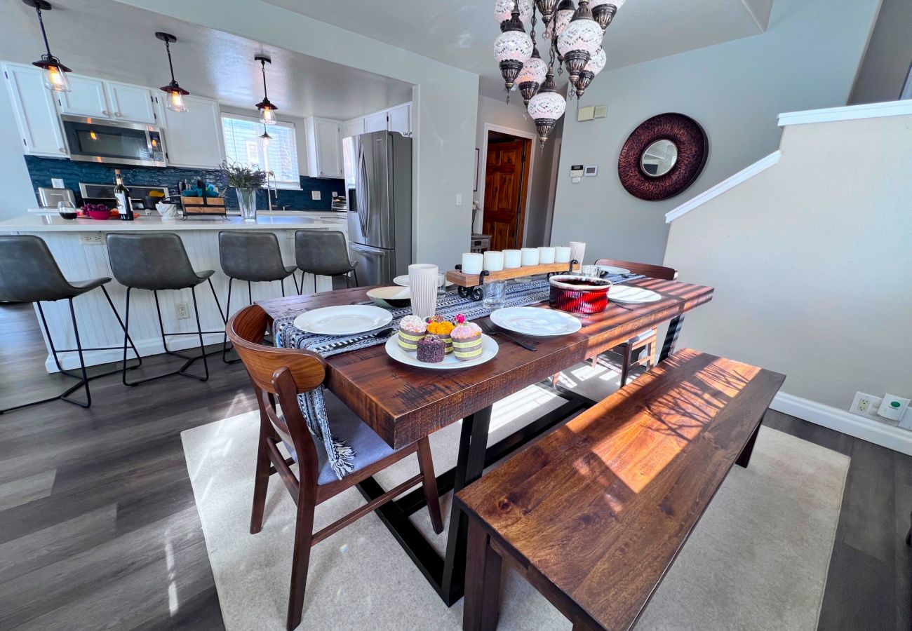 House in Silverthorne - In Town, Private Hot Tub, Ski, Hike, Eat, Gather!