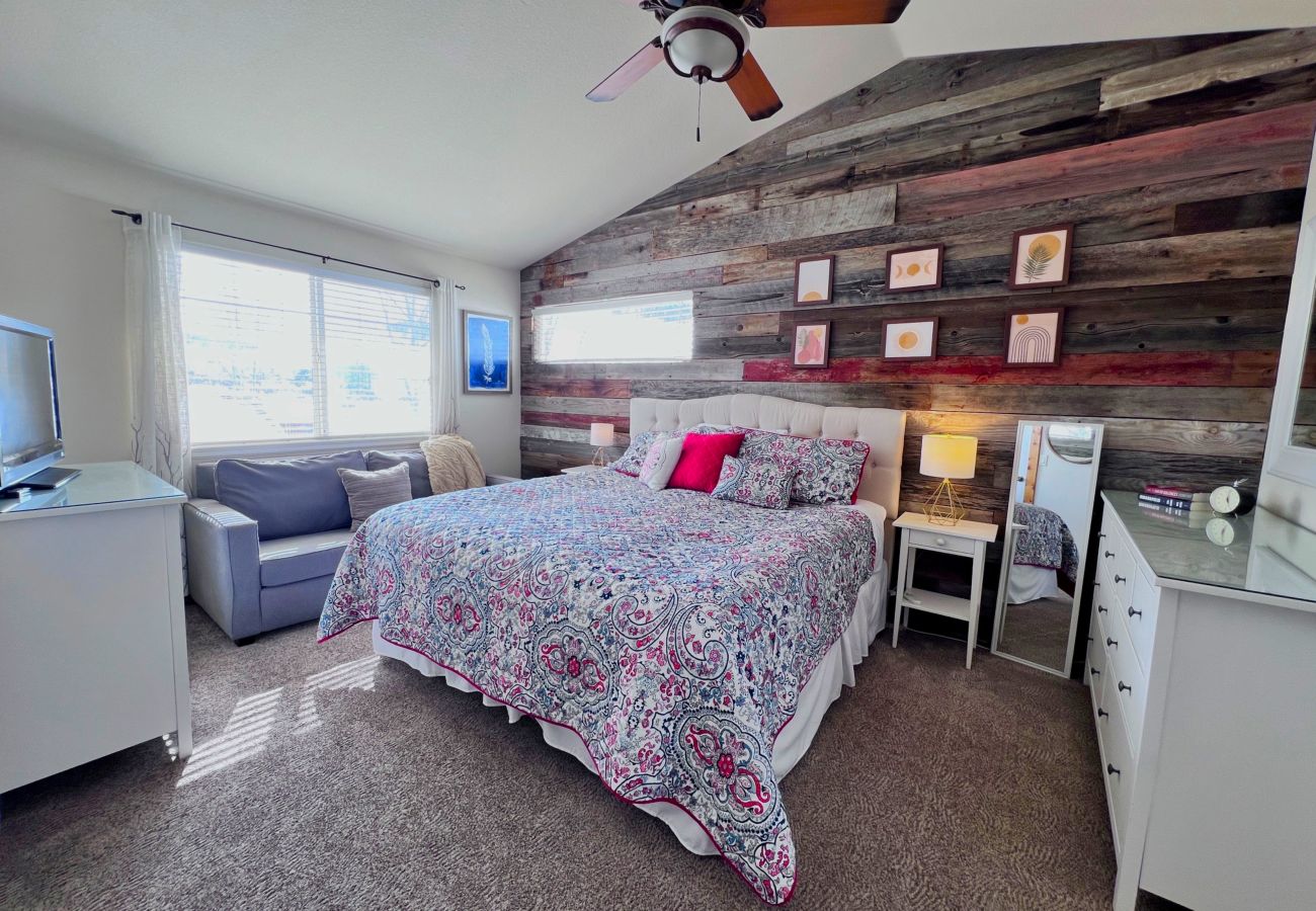 House in Silverthorne - In Town, Private Hot Tub, Ski, Hike, Eat, Gather!