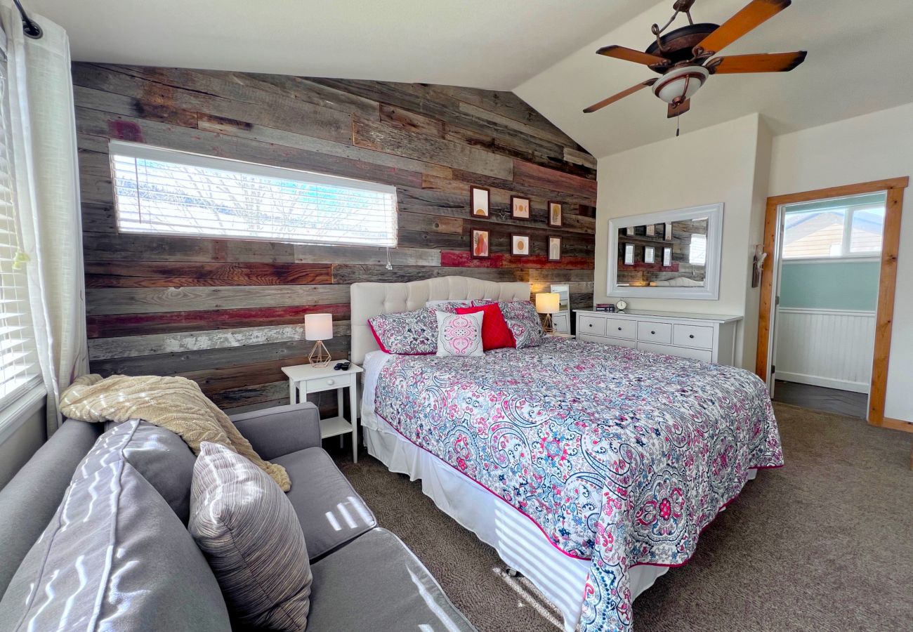 House in Silverthorne - In Town, Private Hot Tub, Ski, Hike, Eat, Gather!