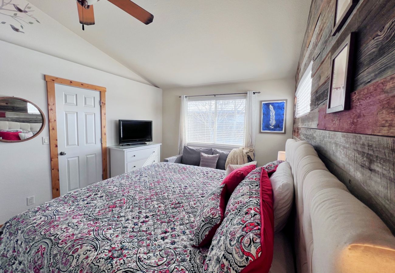 House in Silverthorne - In Town, Private Hot Tub, Ski, Hike, Eat, Gather!