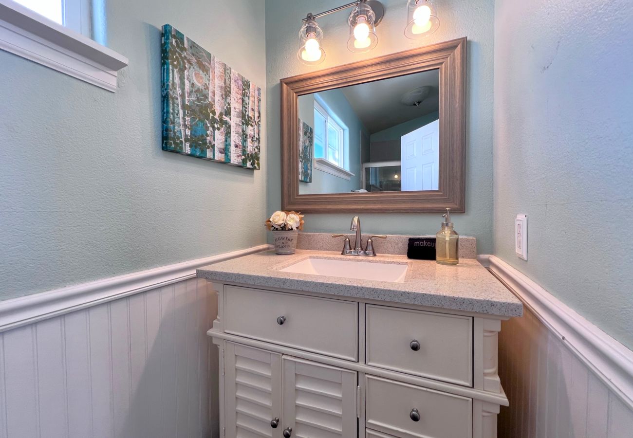 House in Silverthorne - In Town, Private Hot Tub, Ski, Hike, Eat, Gather!