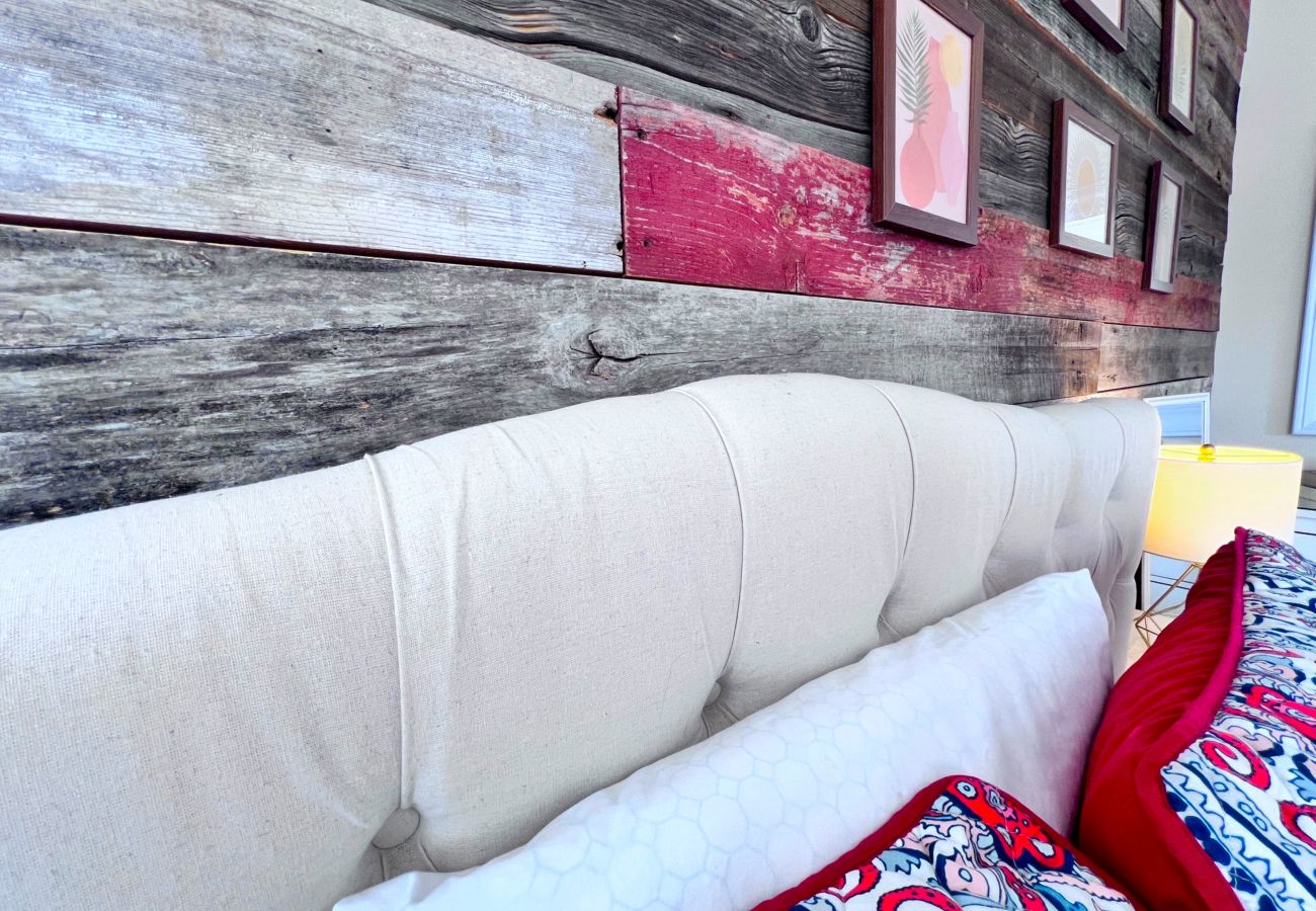 House in Silverthorne - In Town, Private Hot Tub, Ski, Hike, Eat, Gather!