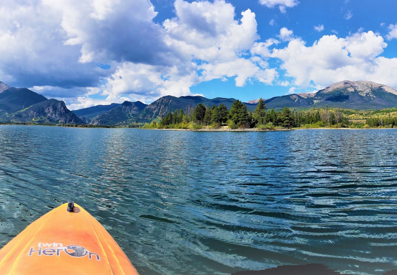 House in Silverthorne - In Town, Private Hot Tub, Ski, Hike, Eat, Gather!