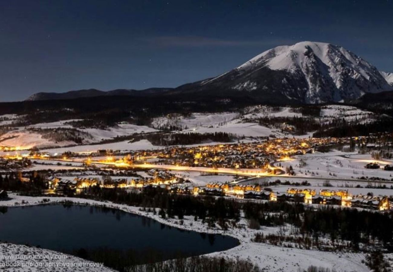 House in Silverthorne - In Town, Private Hot Tub, Ski, Hike, Eat, Gather!