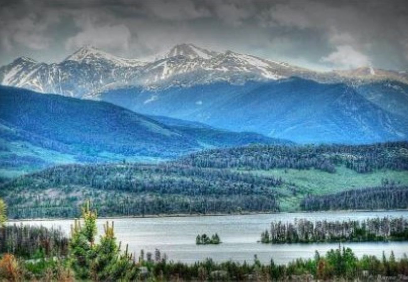 House in Silverthorne - In Town, Private Hot Tub, Ski, Hike, Eat, Gather!