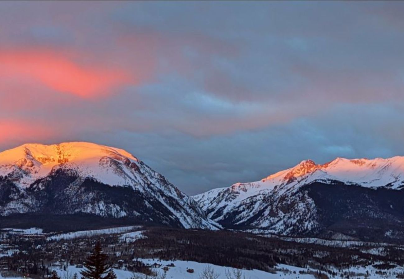 House in Silverthorne - In Town, Private Hot Tub, Ski, Hike, Eat, Gather!