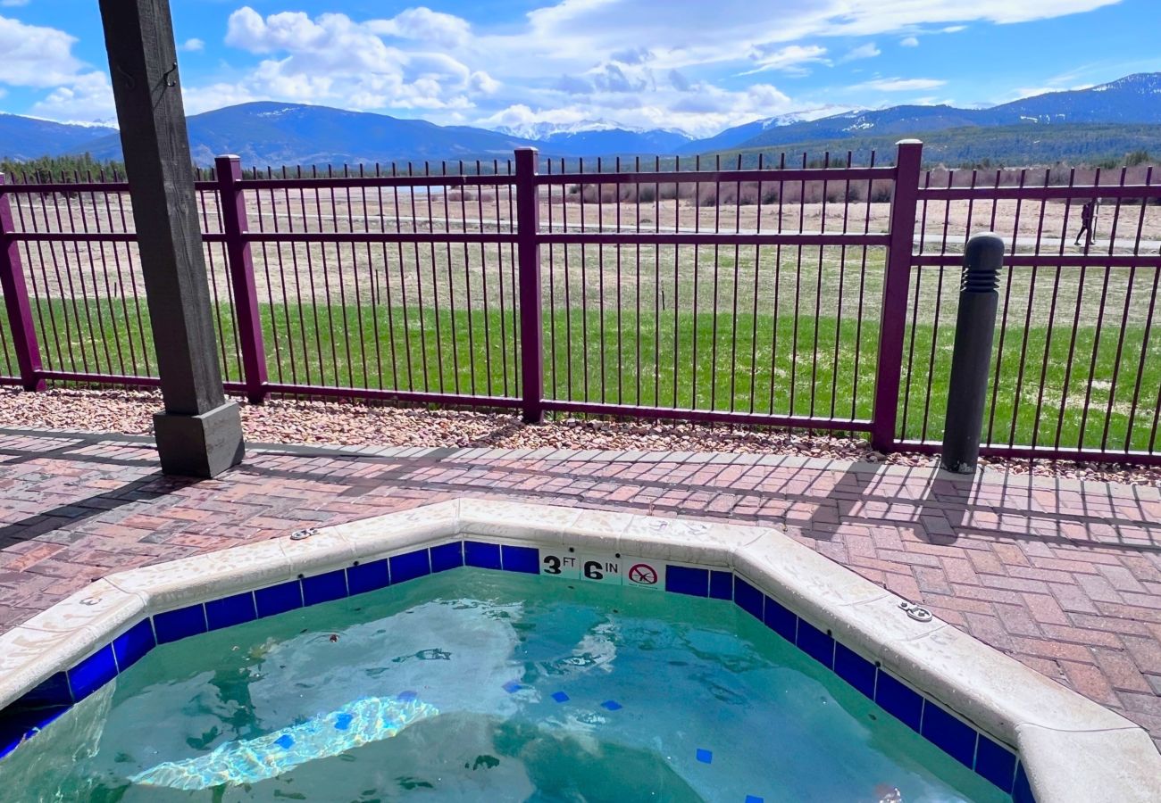 Condominium in Frisco - Frisco: Mtn Views, Hot Tubs, Bike Path, Village