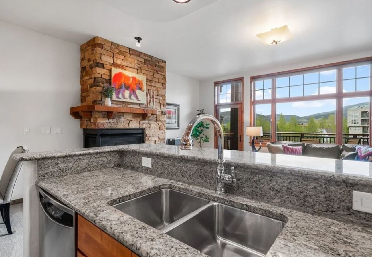 Condominium in Frisco - Frisco: Mtn Views, Hot Tubs, Bike Path, Village