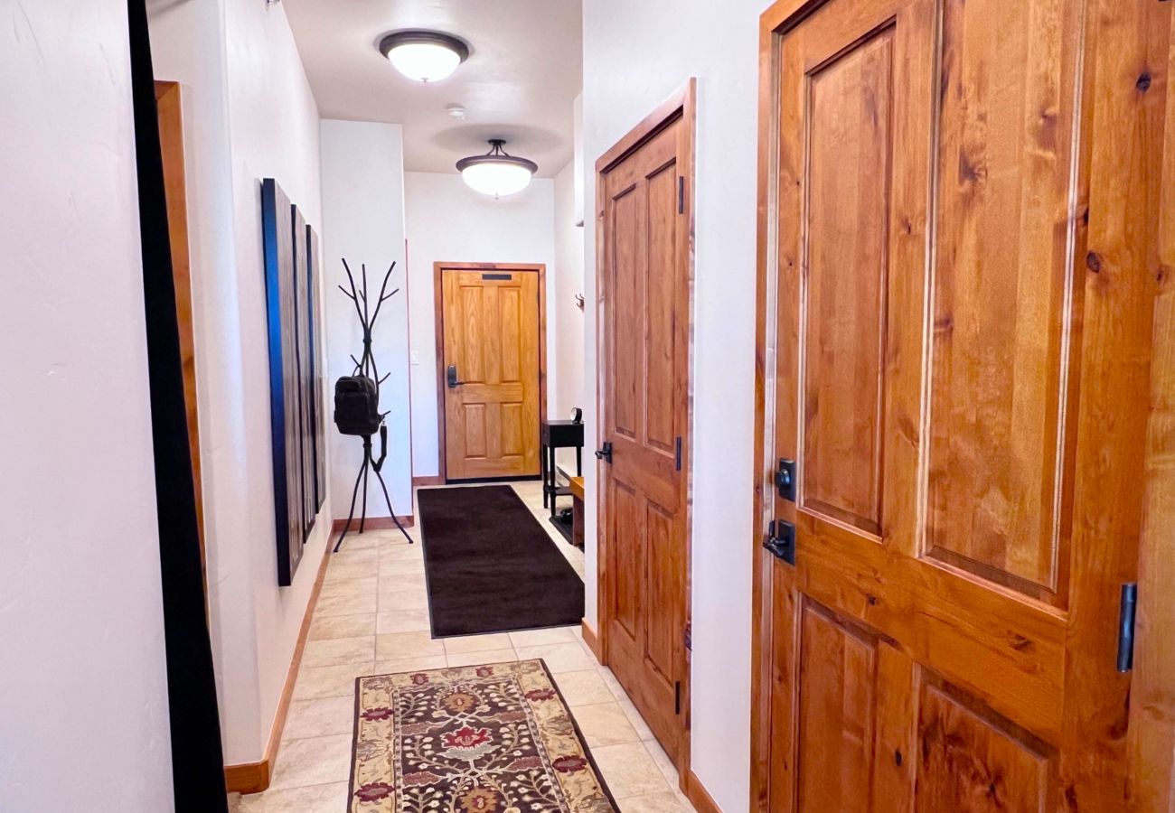 Condominium in Frisco - Frisco: Mtn Views, Hot Tubs, Bike Path, Village