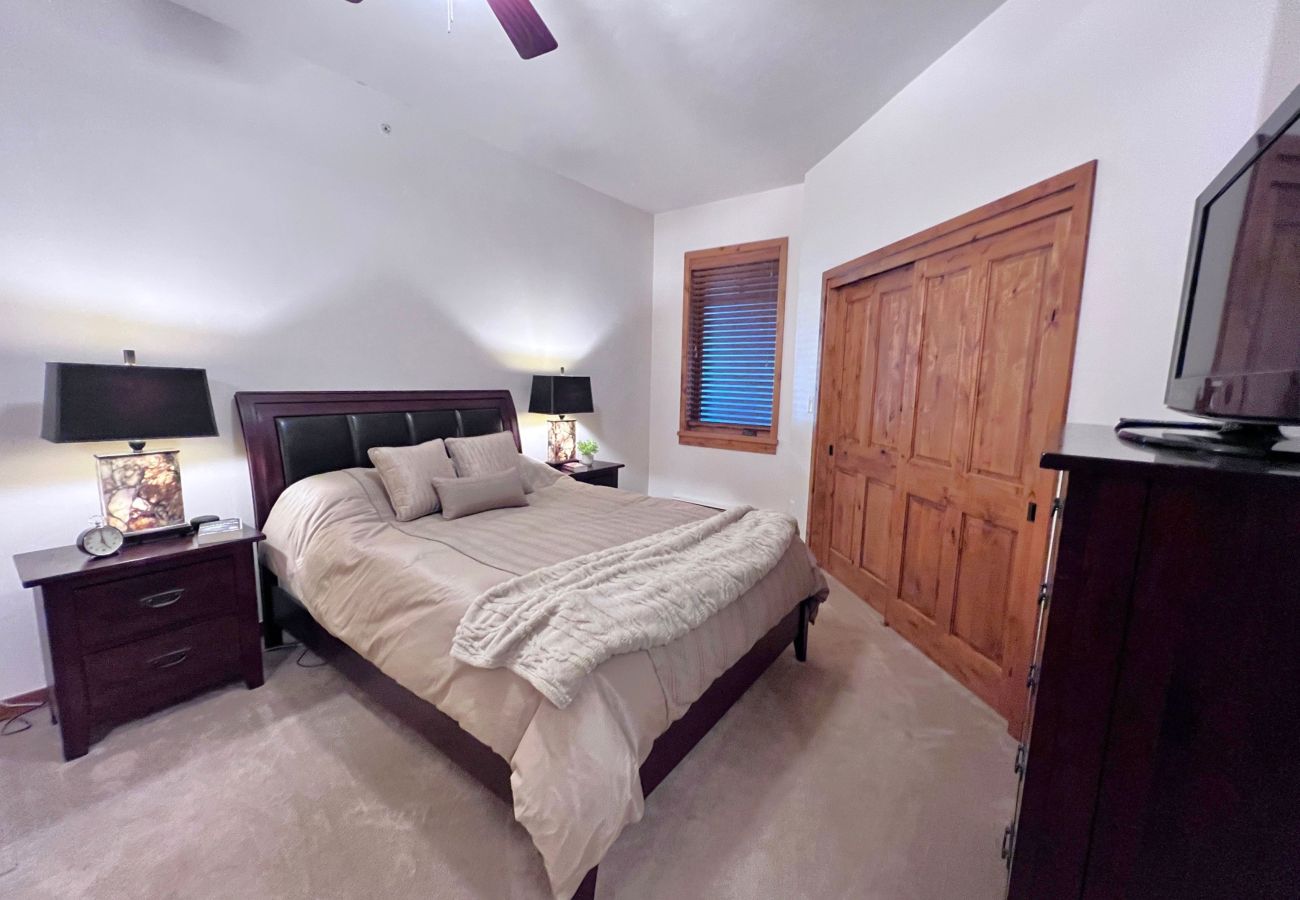 Condominium in Frisco - Frisco: Mtn Views, Hot Tubs, Bike Path, Village