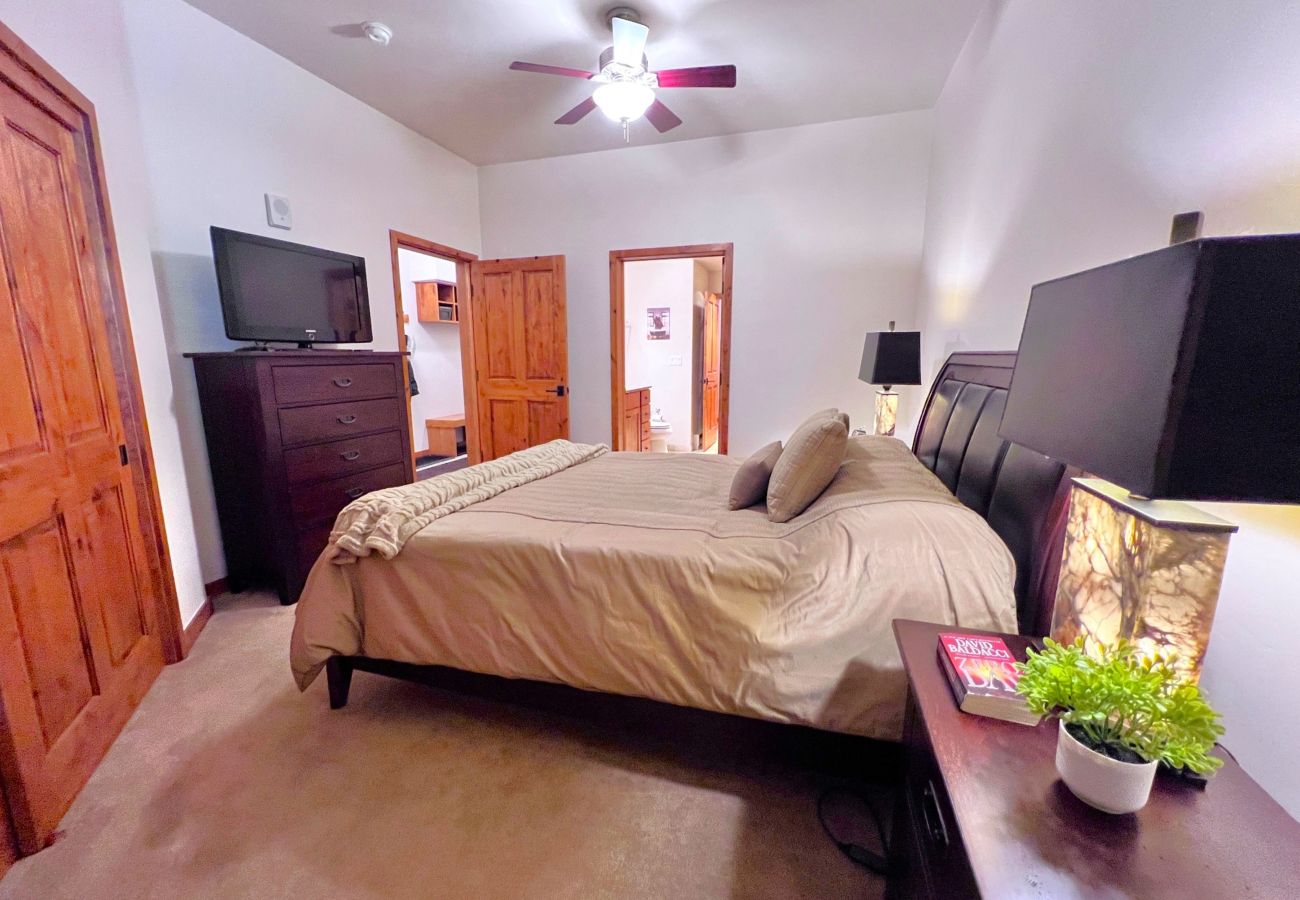 Condominium in Frisco - Frisco: Mtn Views, Hot Tubs, Bike Path, Village