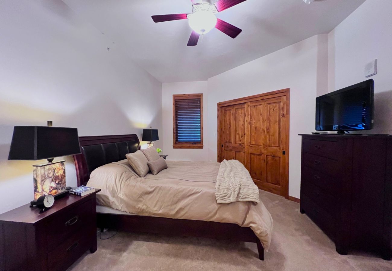 Condominium in Frisco - Frisco: Mtn Views, Hot Tubs, Bike Path, Village