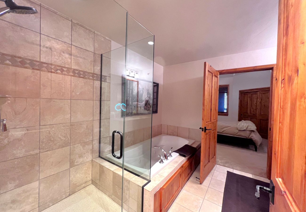 Condominium in Frisco - Frisco: Mtn Views, Hot Tubs, Bike Path, Village