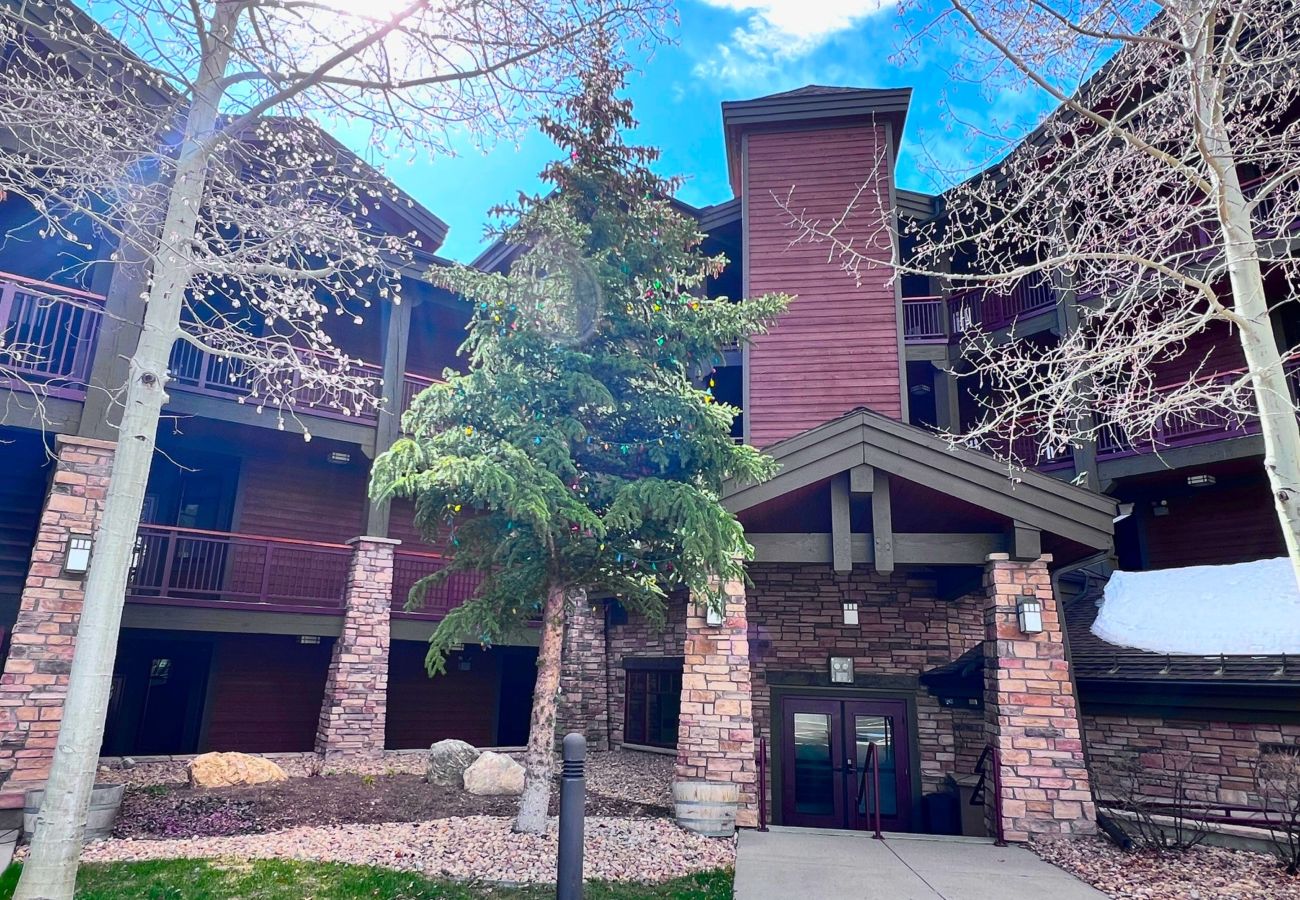 Condominium in Frisco - Frisco: Mtn Views, Hot Tubs, Bike Path, Village