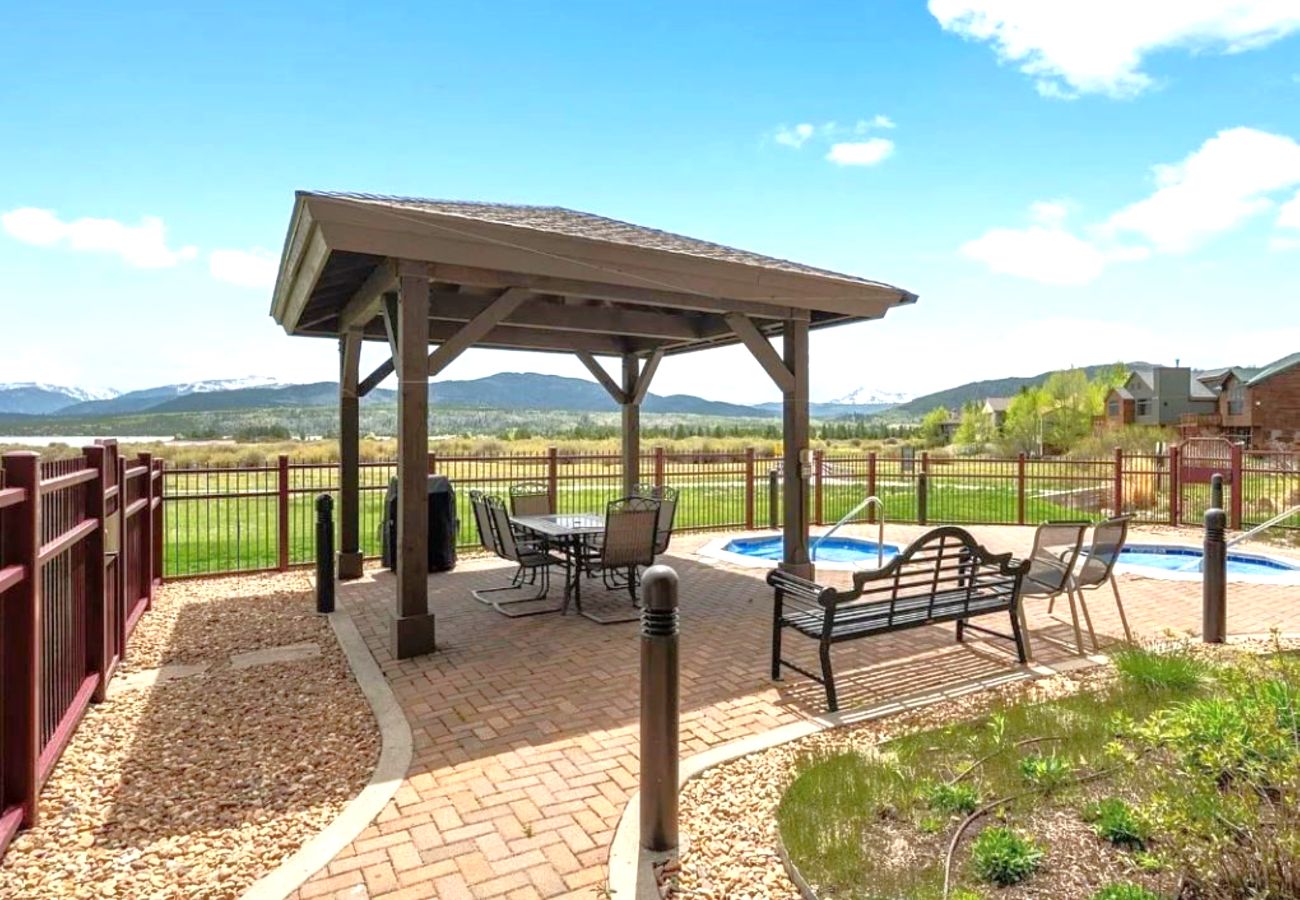 Condominium in Frisco - Frisco: Mtn Views, Hot Tubs, Bike Path, Village