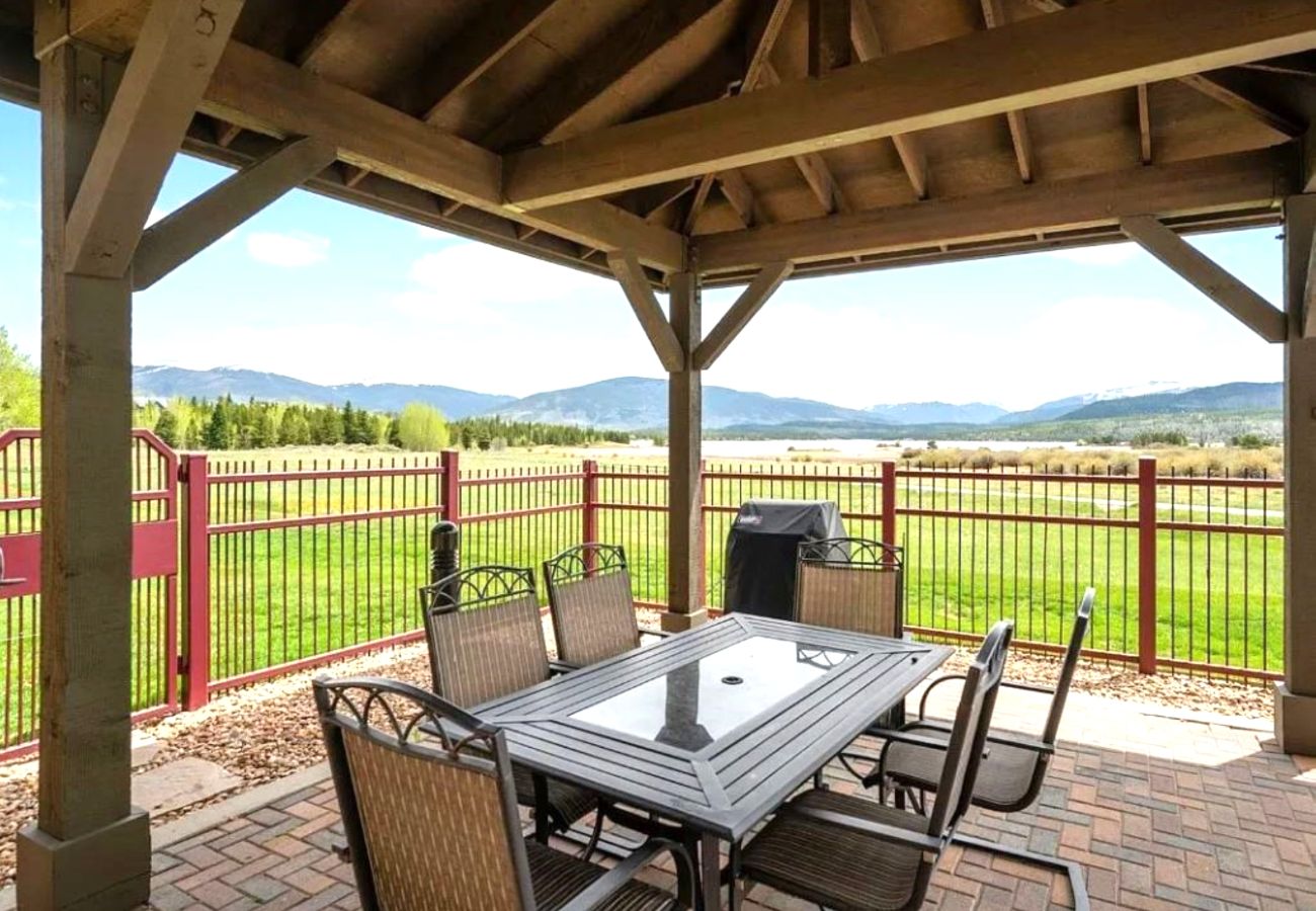 Condominium in Frisco - Frisco: Mtn Views, Hot Tubs, Bike Path, Village