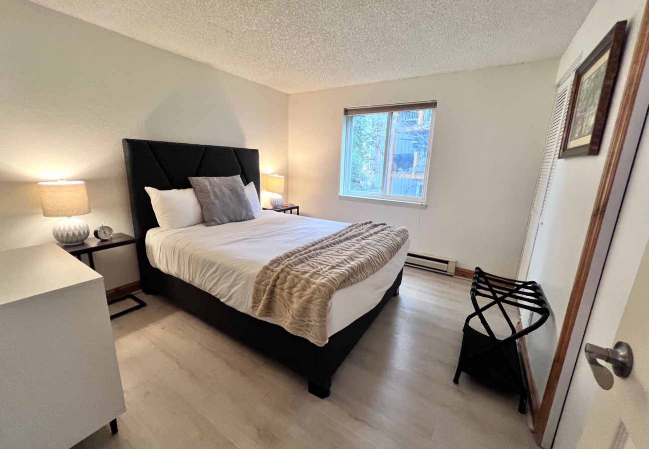 Condominium in Breckenridge - Cozy Mtn Condo 1 mile to Breck Main St + Slopes
