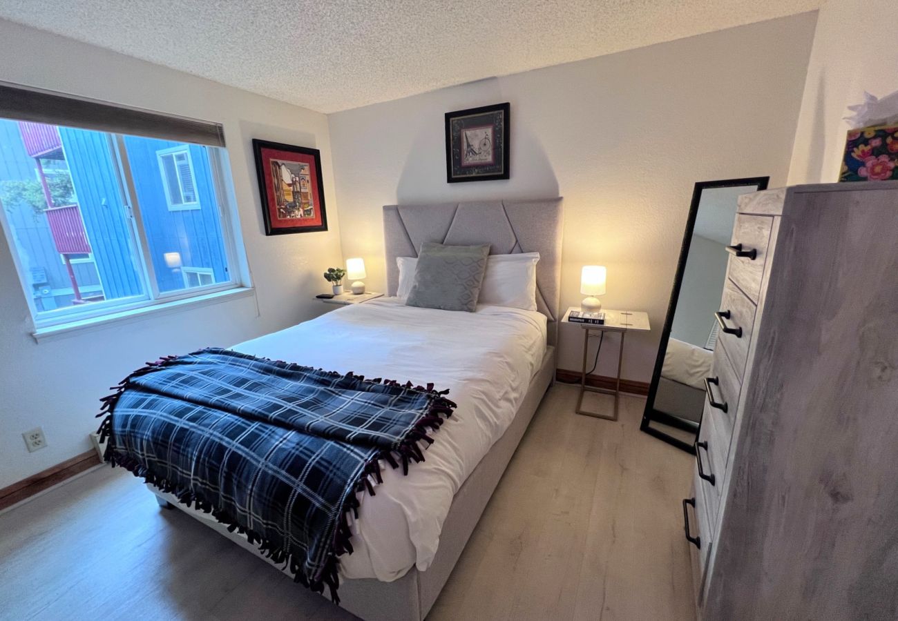 Condominium in Breckenridge - Cozy Mtn Condo 1 mile to Breck Main St + Slopes