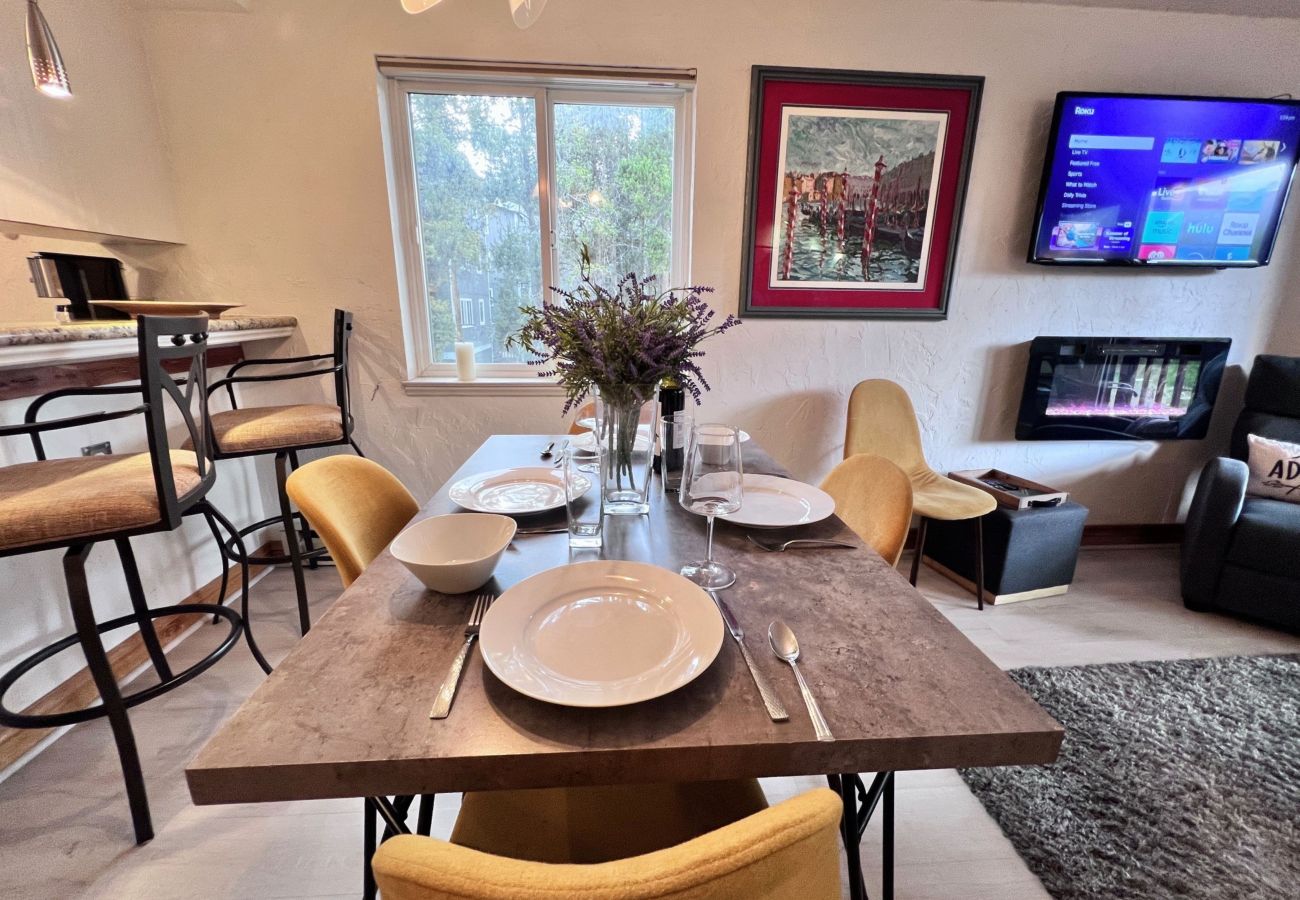 Condominium in Breckenridge - Cozy Mtn Condo 1 mile to Breck Main St + Slopes