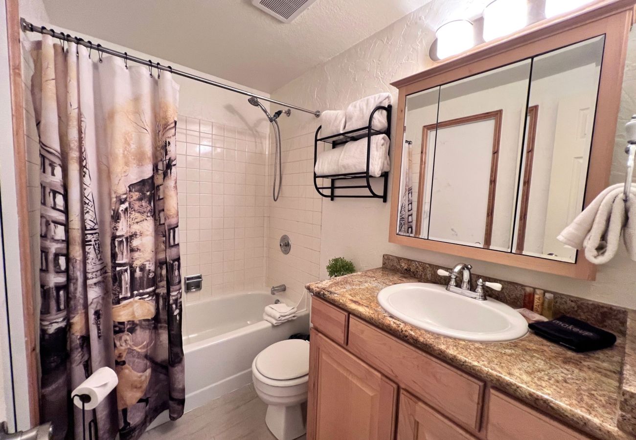 Condominium in Breckenridge - Cozy Mtn Condo 1 mile to Breck Main St + Slopes