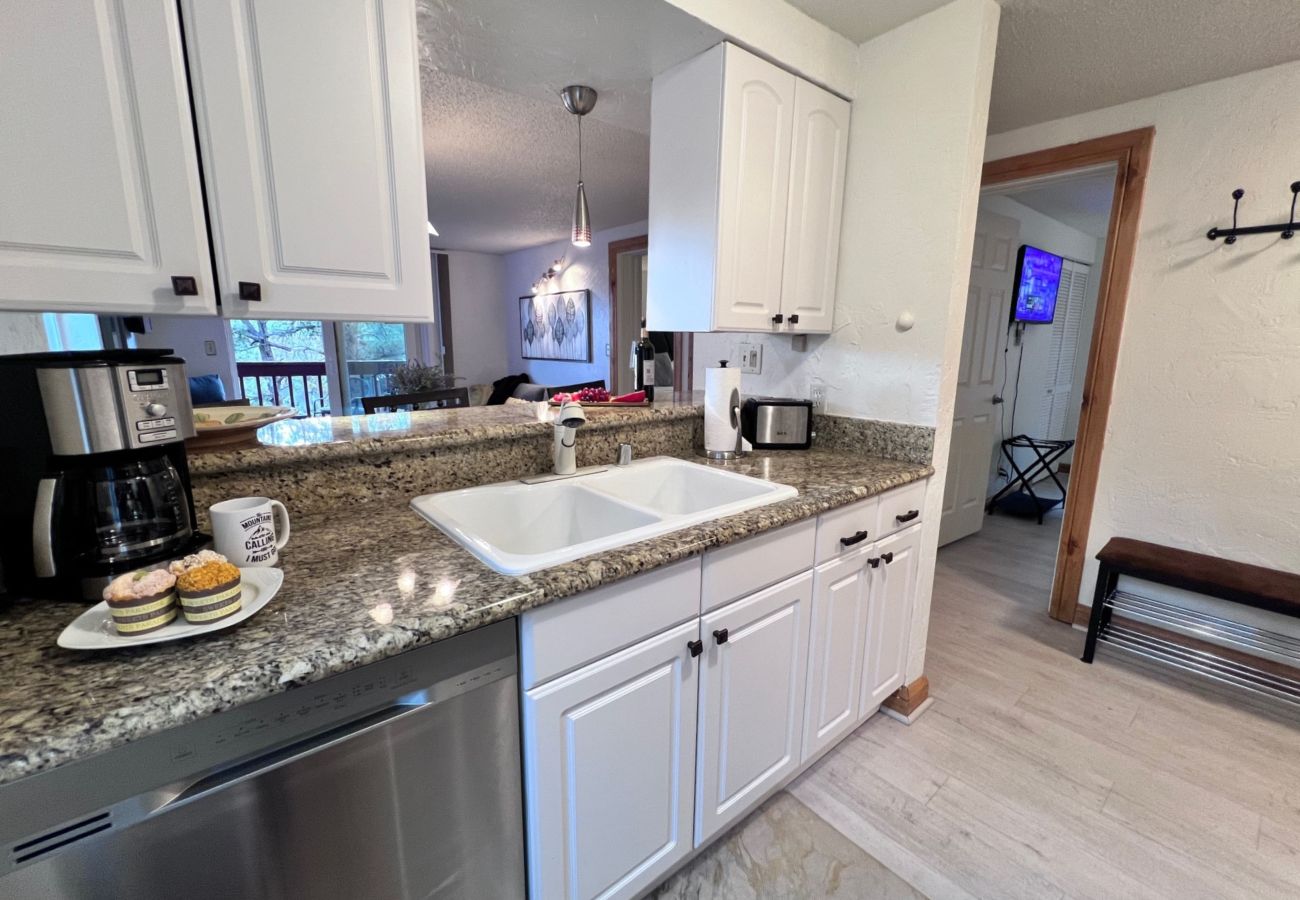 Condominium in Breckenridge - Cozy Mtn Condo 1 mile to Breck Main St + Slopes
