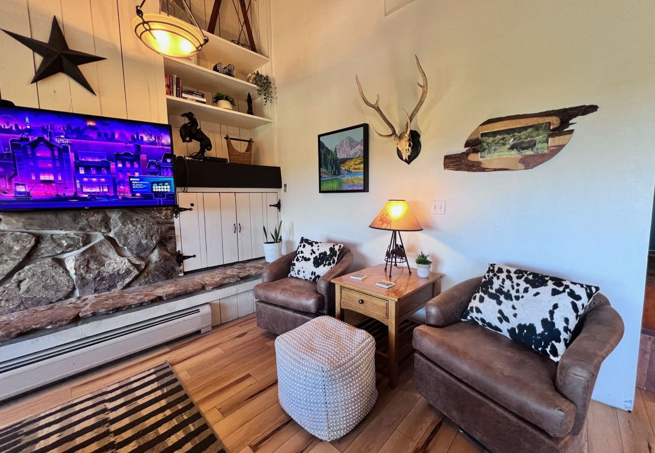 Condominium in Breckenridge - 30+ day rental near Main St Breck Slopes + Trails