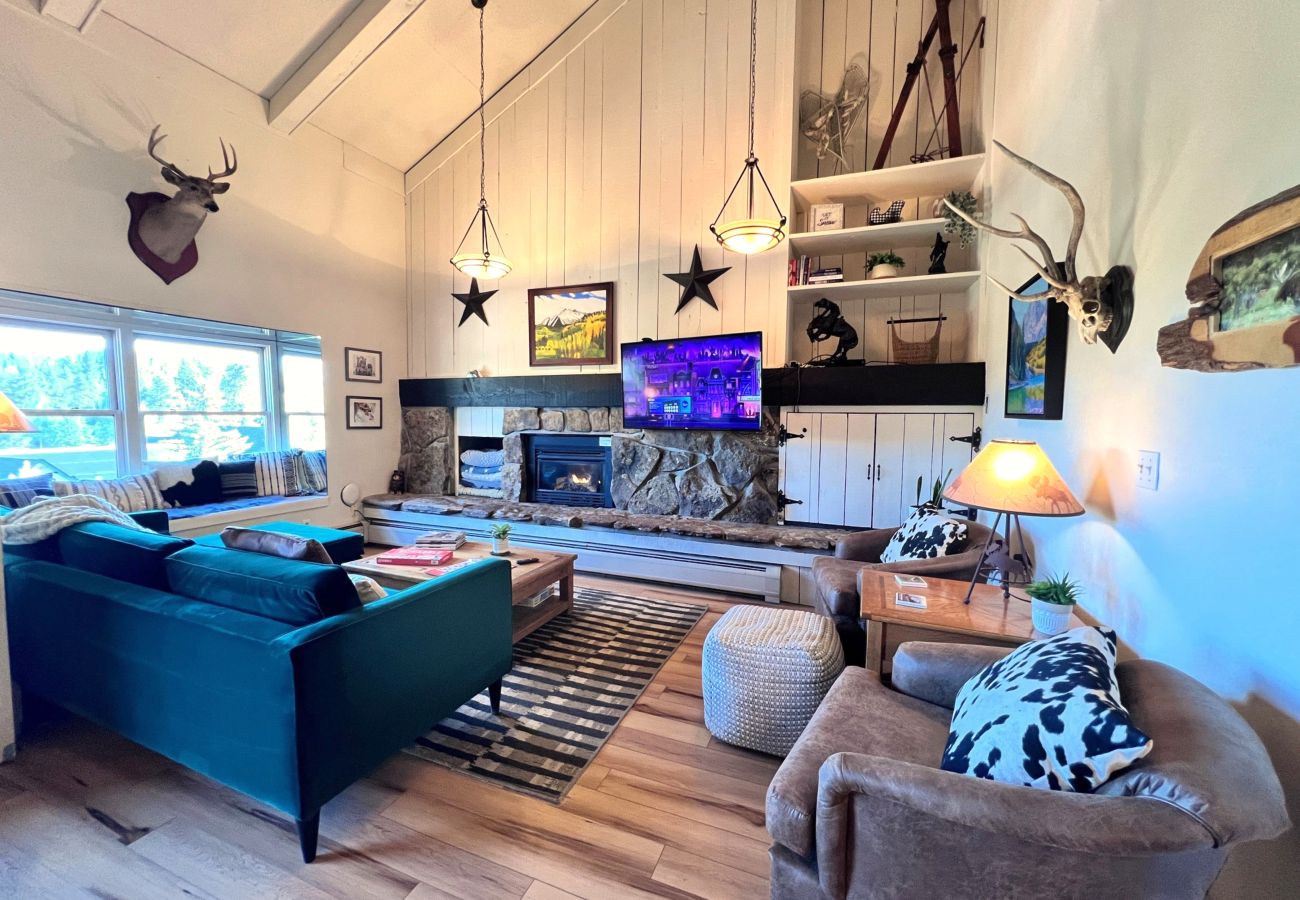Condominium in Breckenridge - 30+ day rental near Main St Breck Slopes + Trails