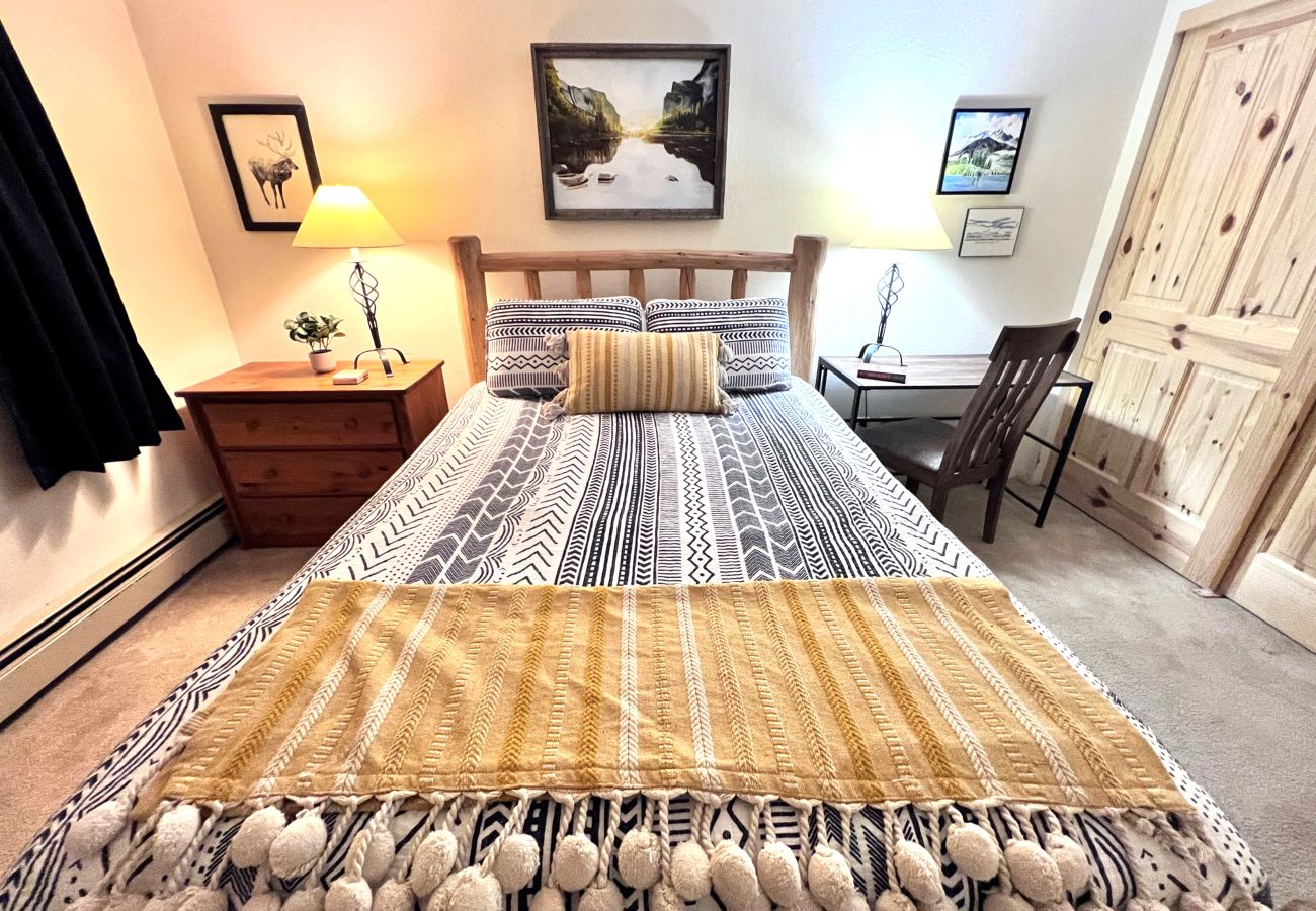 Condominium in Breckenridge - 30+ day rental near Main St Breck Slopes + Trails