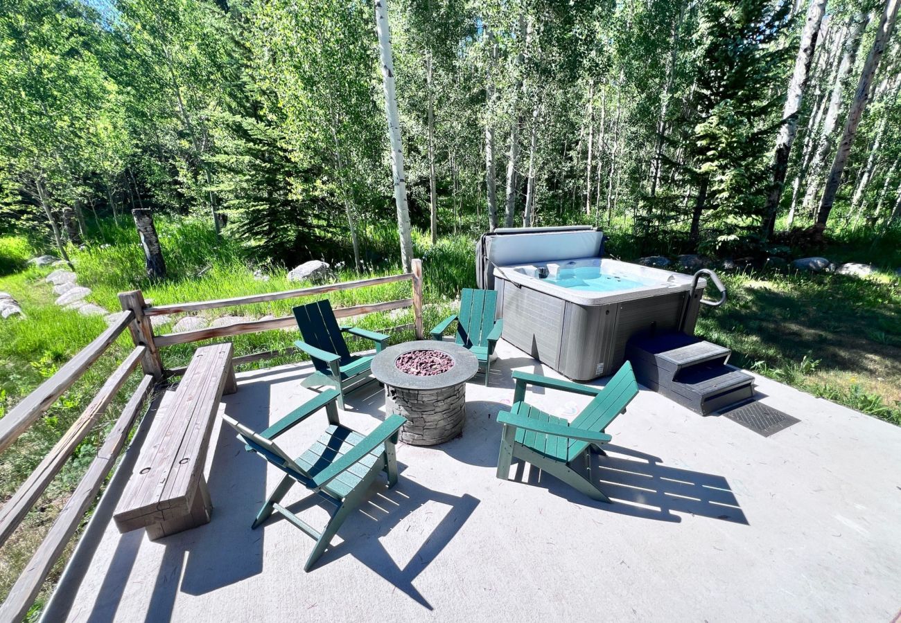 House in Frisco - Aspen Hollow Lodge-Basecamp w/ Hot Tub + Fire Pit
