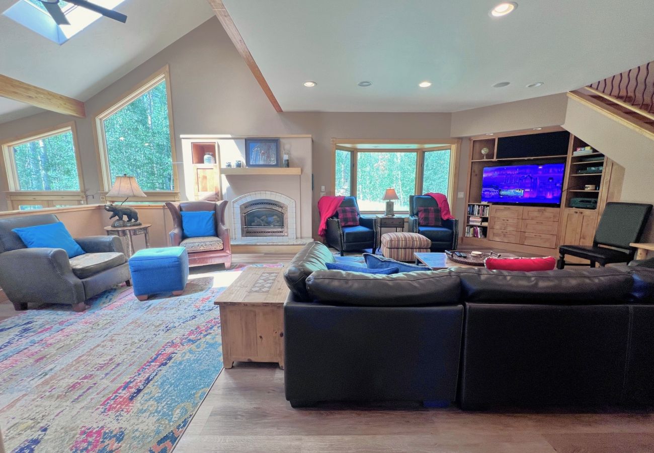 House in Frisco - Aspen Hollow Lodge-Basecamp w/ Hot Tub + Fire Pit