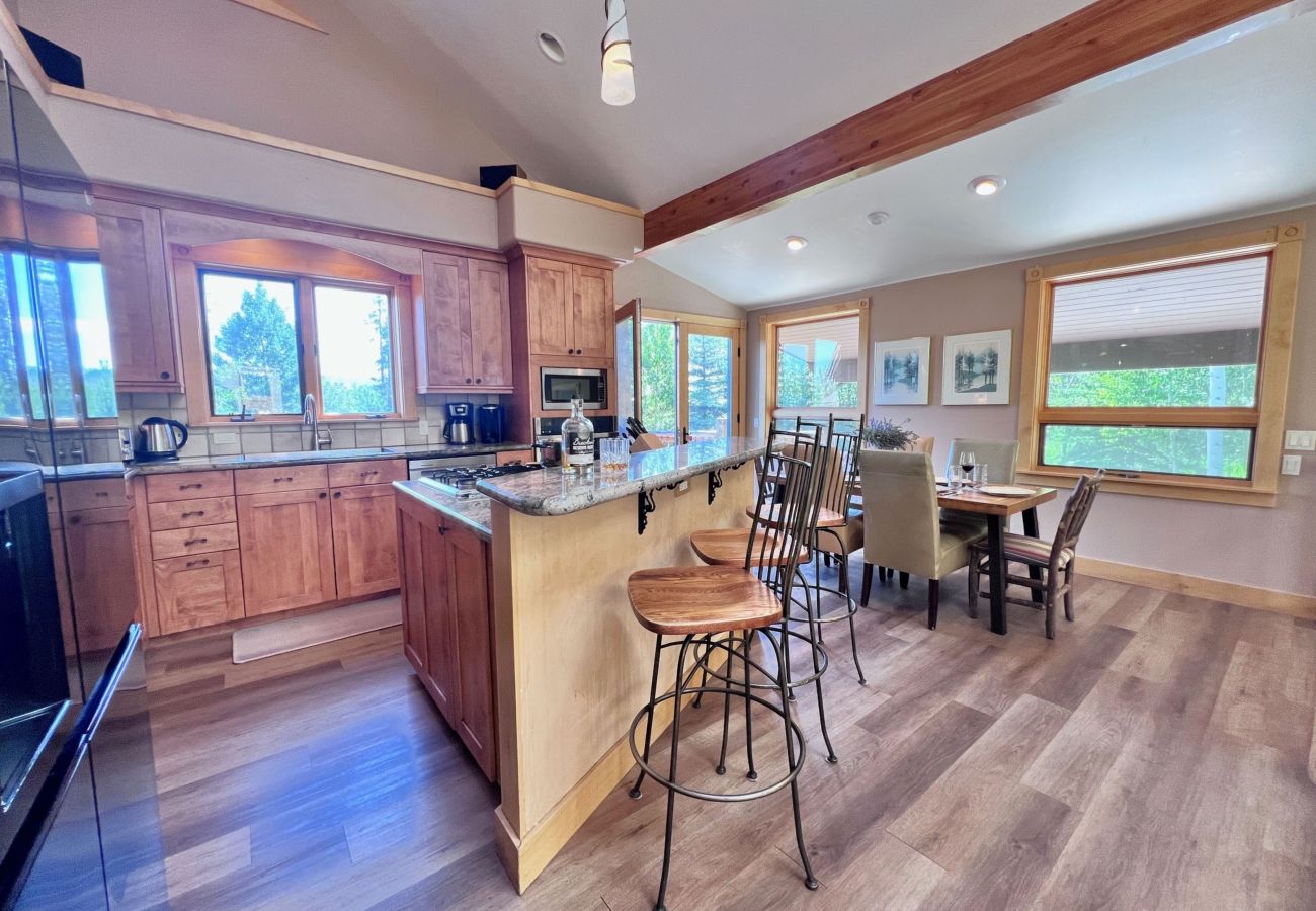 House in Frisco - Aspen Hollow Lodge-Basecamp w/ Hot Tub + Fire Pit