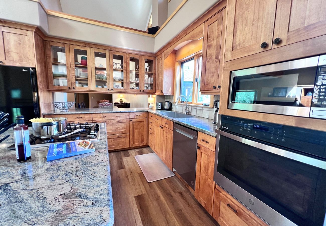 House in Frisco - Aspen Hollow Lodge-Basecamp w/ Hot Tub + Fire Pit