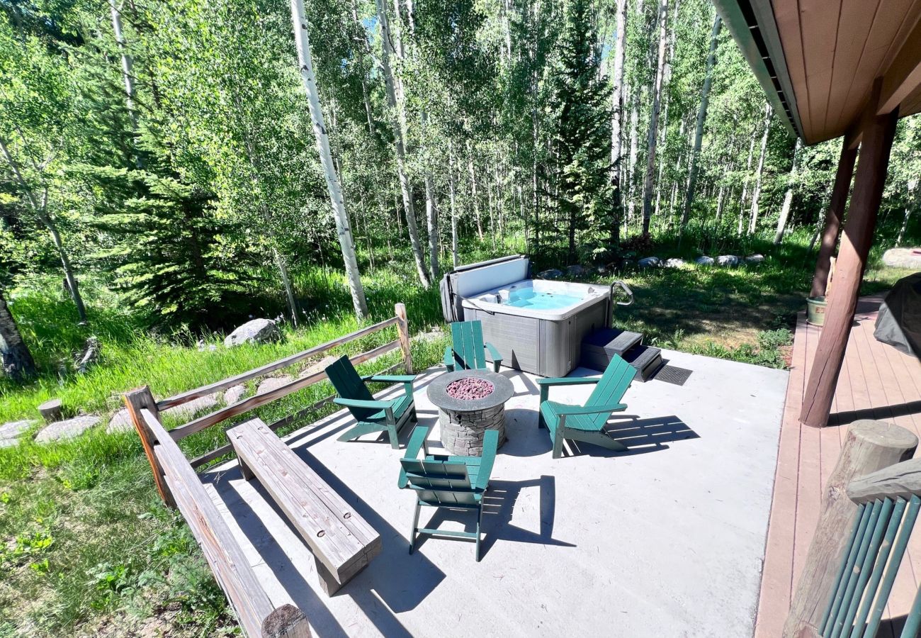 House in Frisco - Aspen Hollow Lodge-Basecamp w/ Hot Tub + Fire Pit