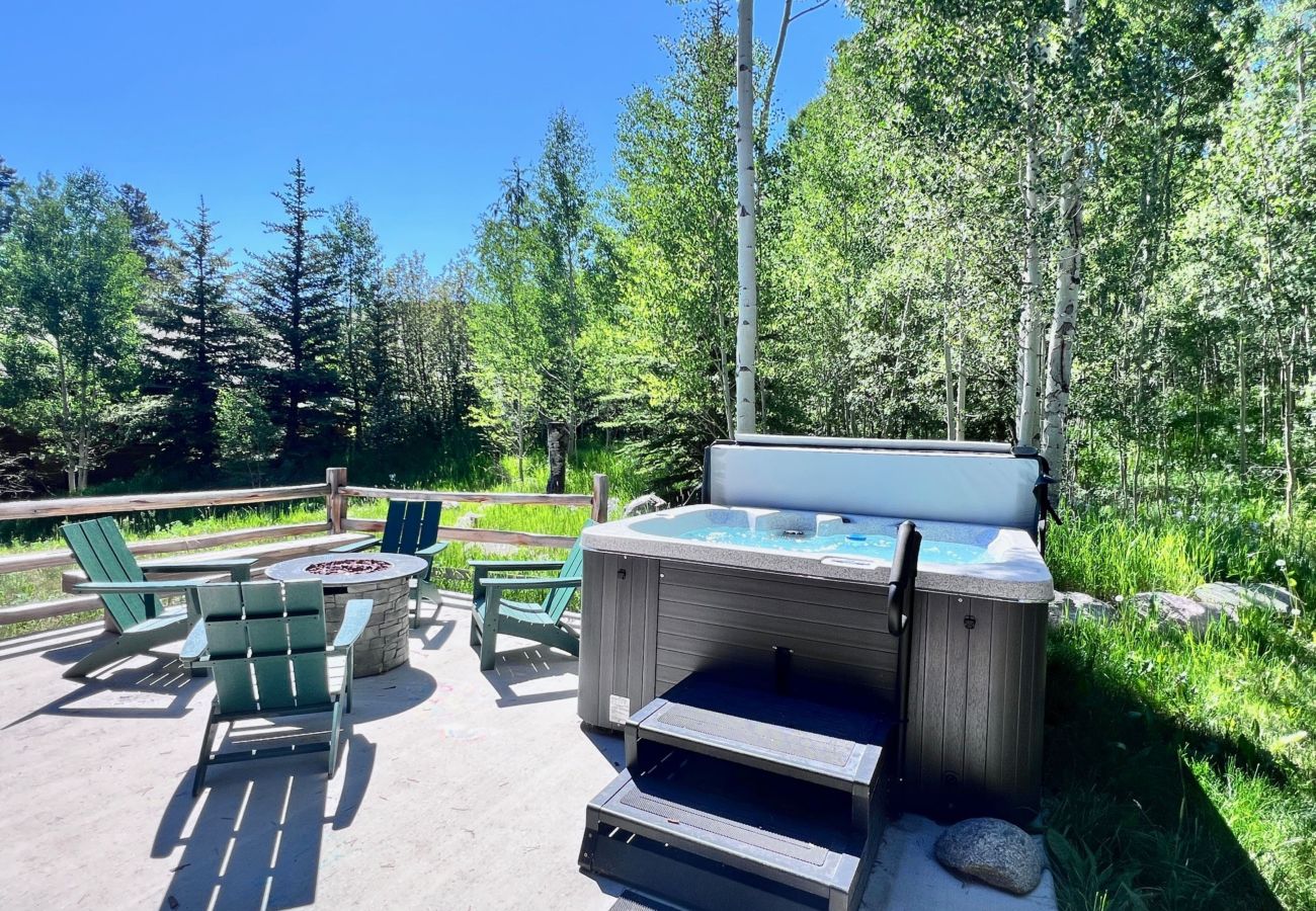 House in Frisco - Aspen Hollow Lodge-Basecamp w/ Hot Tub + Fire Pit