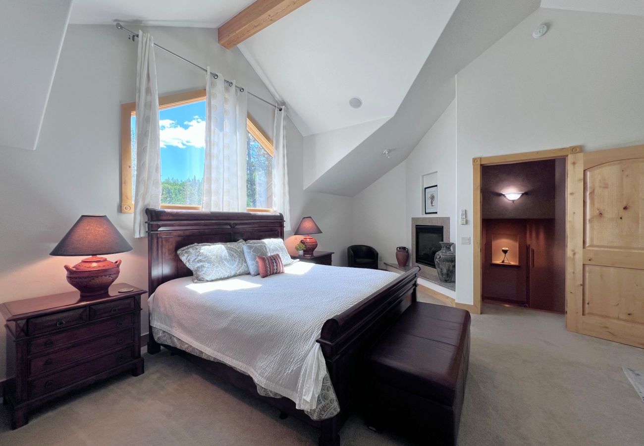 House in Frisco - Aspen Hollow Lodge-Basecamp w/ Hot Tub + Fire Pit