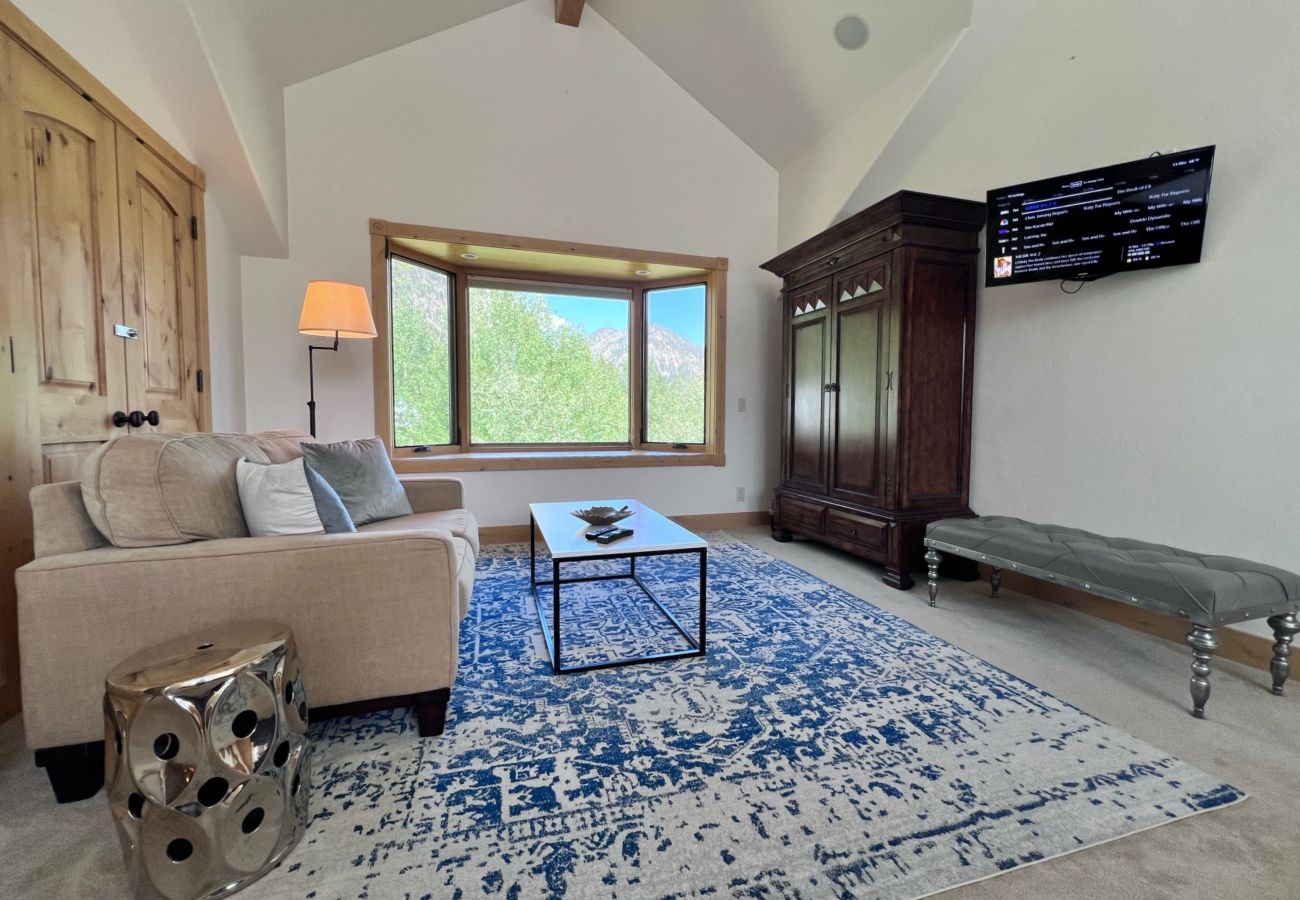 House in Frisco - Aspen Hollow Lodge-Basecamp w/ Hot Tub + Fire Pit