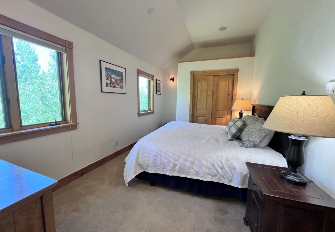 House in Frisco - Aspen Hollow Lodge-Basecamp w/ Hot Tub + Fire Pit