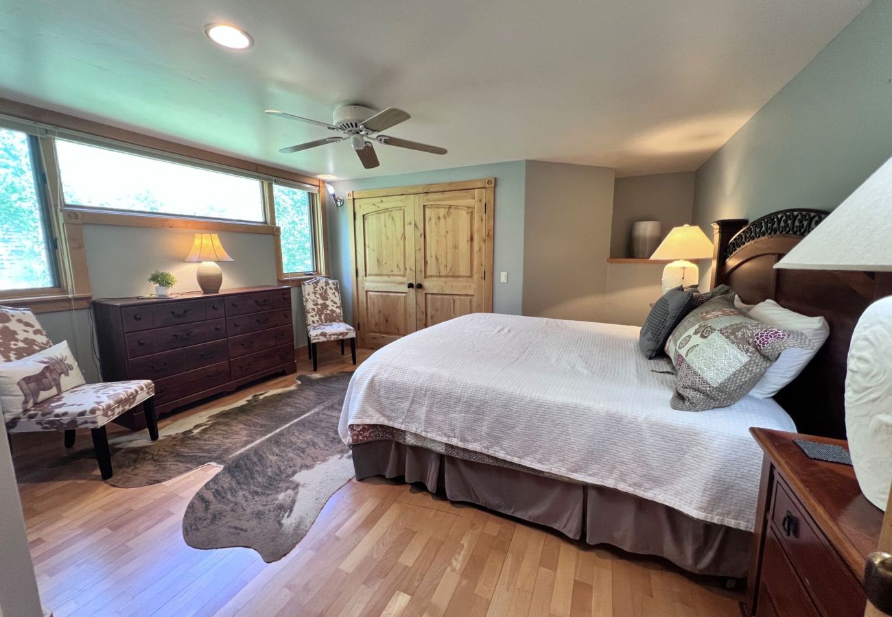 House in Frisco - Aspen Hollow Lodge-Basecamp w/ Hot Tub + Fire Pit