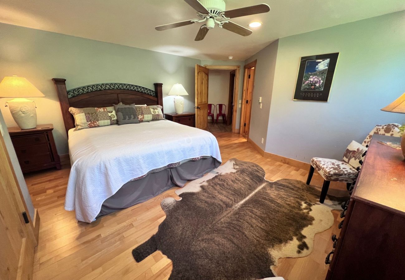 House in Frisco - Aspen Hollow Lodge-Basecamp w/ Hot Tub + Fire Pit
