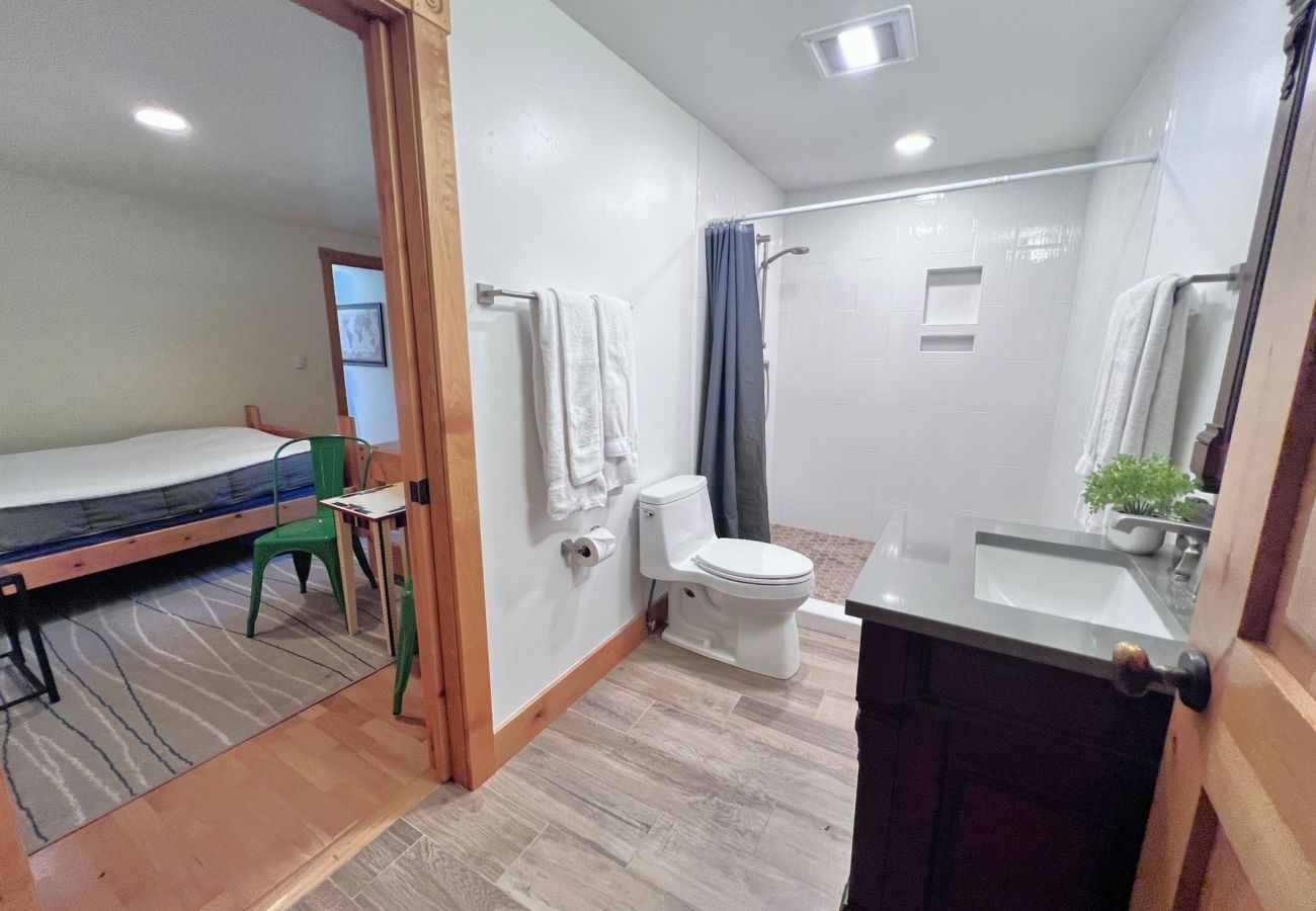House in Frisco - Aspen Hollow Lodge-Basecamp w/ Hot Tub + Fire Pit