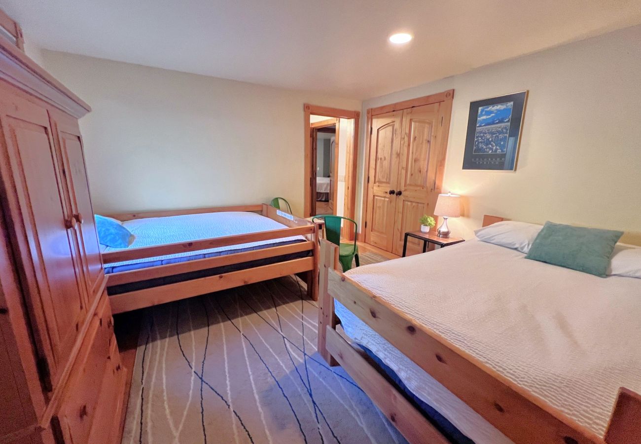 House in Frisco - Aspen Hollow Lodge-Basecamp w/ Hot Tub + Fire Pit